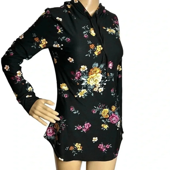 NWT  SM & MED 🇨🇦 women s black hoodie. With colorful flowers,super lightweight - Picture 2 of 9